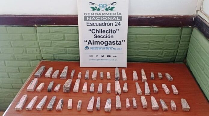 Villa-Mazan-Gendarmeria-incauto-piedras-de-valioso-mineral