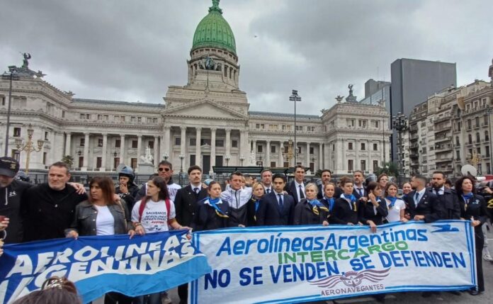 Protesta-frente-al-Congreso-por-la-privatizacion-de-Aerolineas-Argentinas